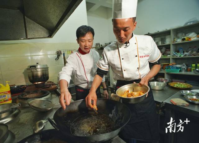 “粵菜師傅”“廣東技工”“南粵家政”累計開展培訓(xùn)414萬人次。來自順德職業(yè)技術(shù)學(xué)院教師正在教授海來普鐵煎炸技巧。南方日報記者 石磊 攝