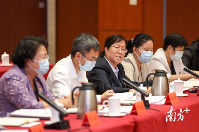 5月23日下午，省第十三次黨代會代表在討論十二屆省紀(jì)委工作報告。南方日報記者 王輝 李細(xì)華 張冠軍 萬穩(wěn)龍 攝