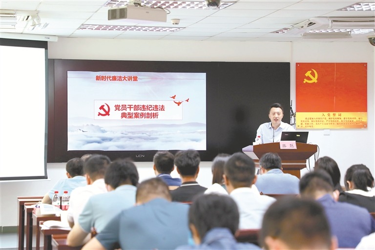 廣東省深圳市寶安區(qū)紀(jì)委監(jiān)委通過(guò)現(xiàn)場(chǎng)教學(xué)、結(jié)業(yè)測(cè)試等形式，開(kāi)展紀(jì)律教育培訓(xùn)。圖為該區(qū)紀(jì)檢監(jiān)察干部為學(xué)員深入剖析違紀(jì)違法典型案例。 謝中聯(lián) 攝.png