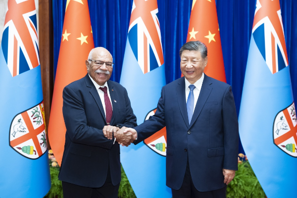 習近平會見斐濟總理蘭布卡