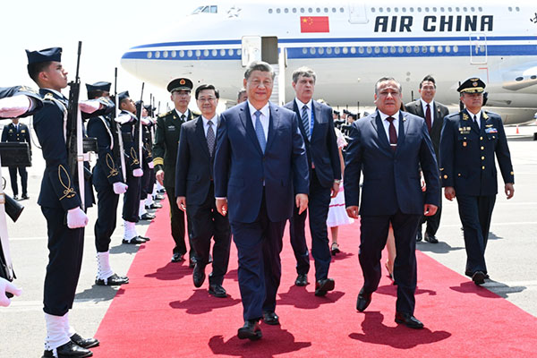 習近平抵達利馬出席亞太經合組織第三十一次領導人非正式會議并對秘魯進行國事訪問