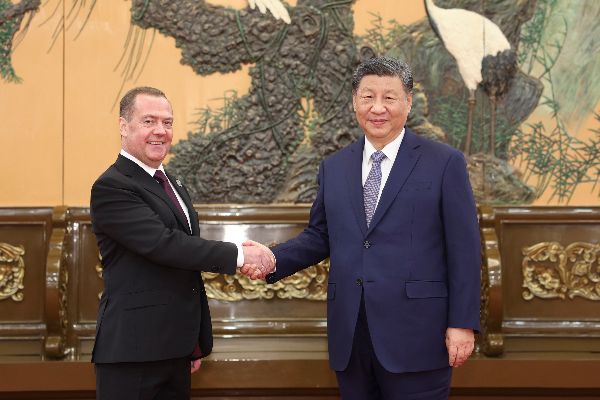 習近平會見俄羅斯統一俄羅斯黨主席梅德韋杰夫