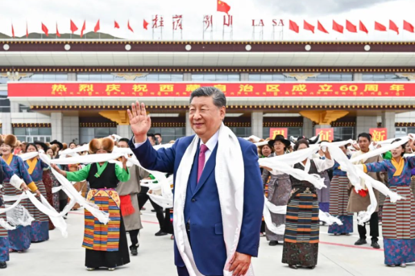 習近平率中央代表團抵達拉薩出席西藏自治區成立60周年慶祝活動