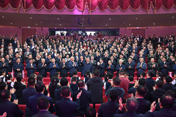 習近平觀看慶祝西藏自治區成立60周年文藝晚會《雪域歡歌》 王滬寧蔡奇出席觀看